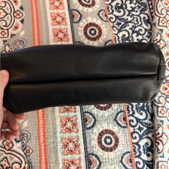 Portland Leather Large Slouchy Bag in Pebbled Black - Picture 3 of 10